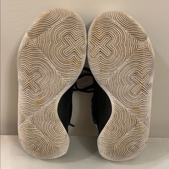 Under Armour Boys Black and Gold Basketball Shoes, 4Y - Picture 5 of 5